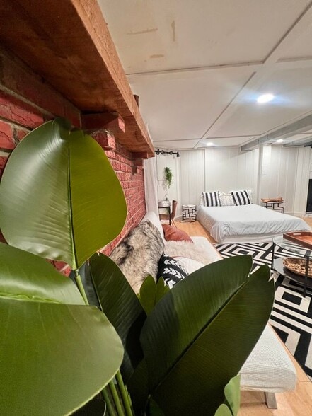 Building Photo - 114 Urell Pl NE