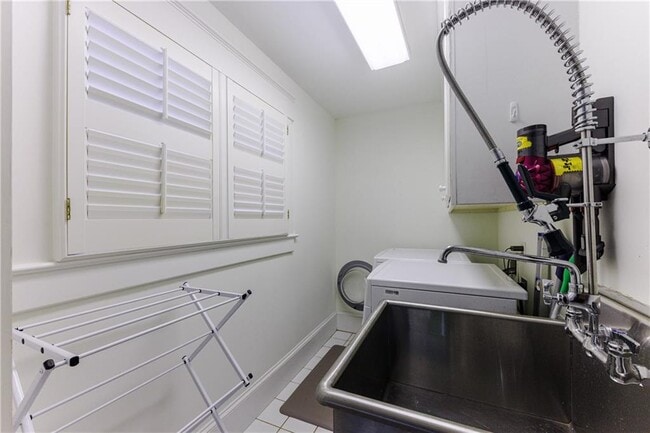 Building Photo - 654 Cresthill Ave NE