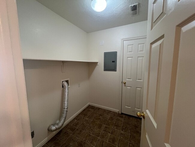 Building Photo - 3 bedroom, 2 bathroom twin home in Cedar W...