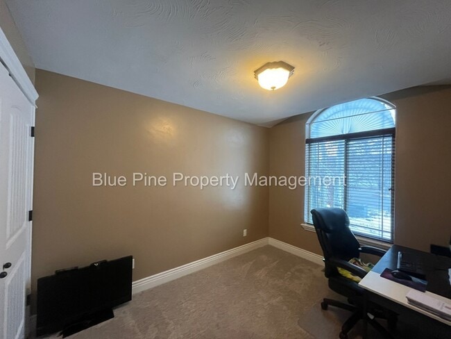 Building Photo - 2717 Mary Dr