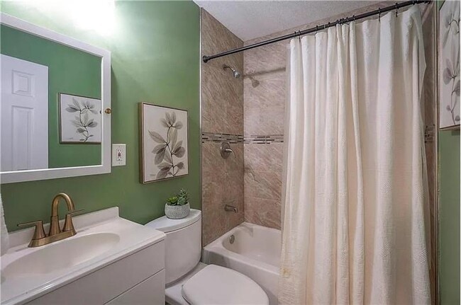 Building Photo - 1004 E Cedar St