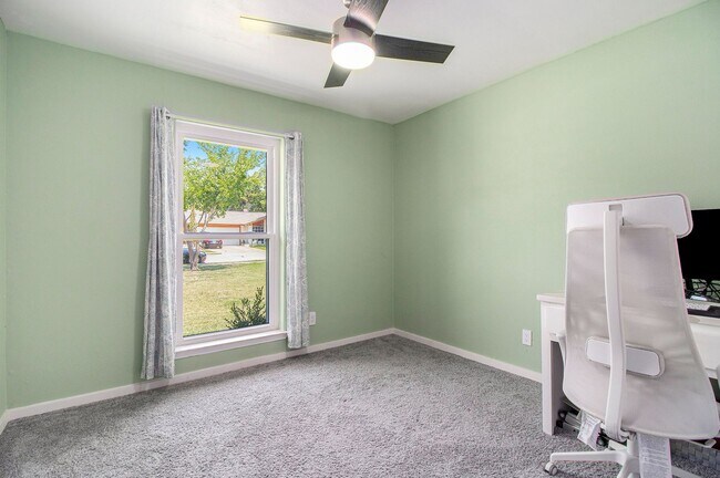 Building Photo - This charming home in Carrollton, Texas, i...