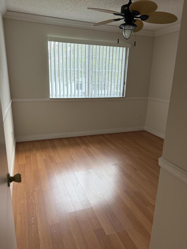Building Photo - 1500 Crestwood Ct S