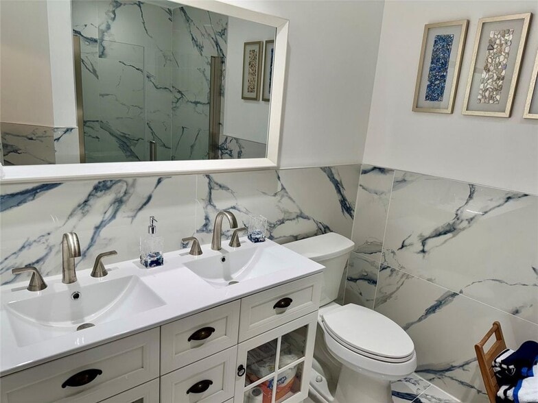 Building Photo - 1010 NE 8th Ave