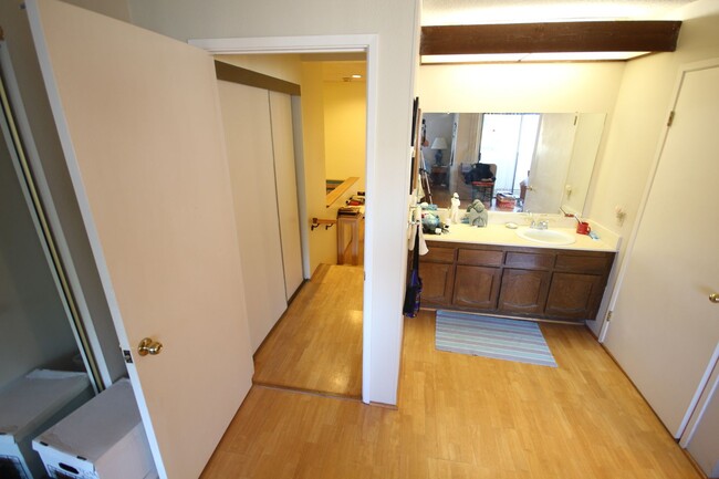 Building Photo - Super Spacious 2-Bedroom 2.5-Bathroom La J...