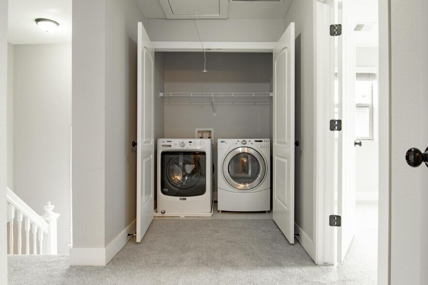 Building Photo - Polished Jefferson Park home with big fron...