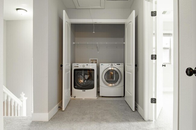 Building Photo - Polished Jefferson Park home with big front & backyards