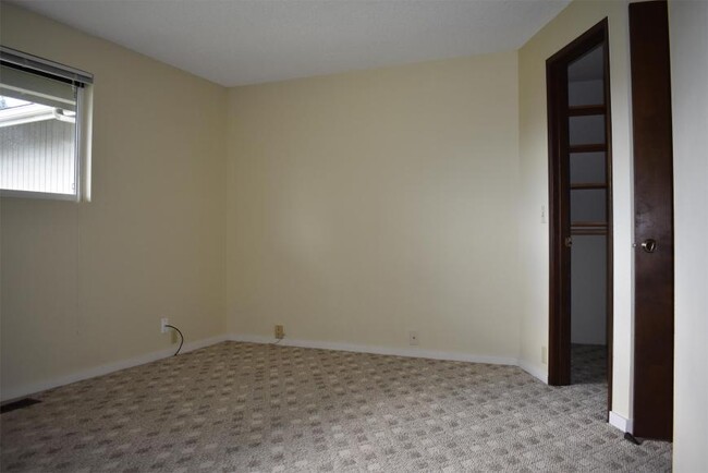 Building Photo - 3 bedroom in Bellevue WA 98006