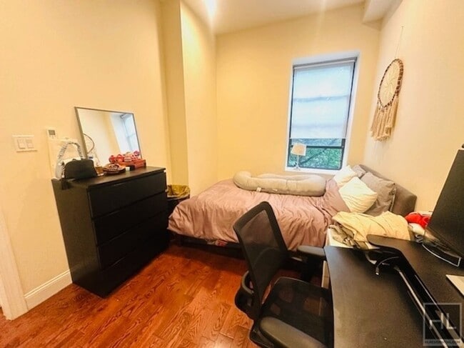 Building Photo - Gorgeous 1 Bedroom in Striver's Row Histor...
