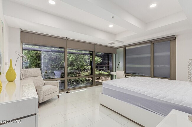 Building Photo - 7121 E Rancho Vista Dr