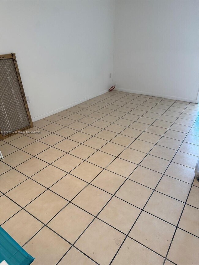 Building Photo - 870 SW 129th Pl