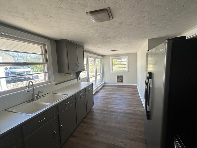 Building Photo - 1311 Nutwood St