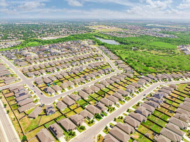 Building Photo - 1 Month Free Rent with 18mo Lease Signed b...