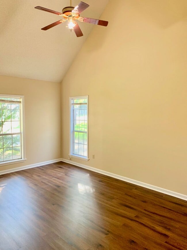 Building Photo - 1414 Golf Course Dr