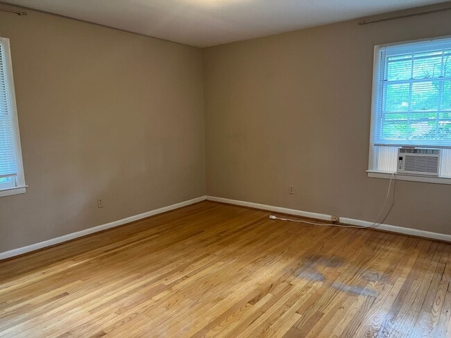 Building Photo - 2 Bedroom | 1 Bath Townhouse near Cameron ...