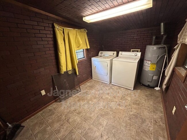 Building Photo - 311 June St
