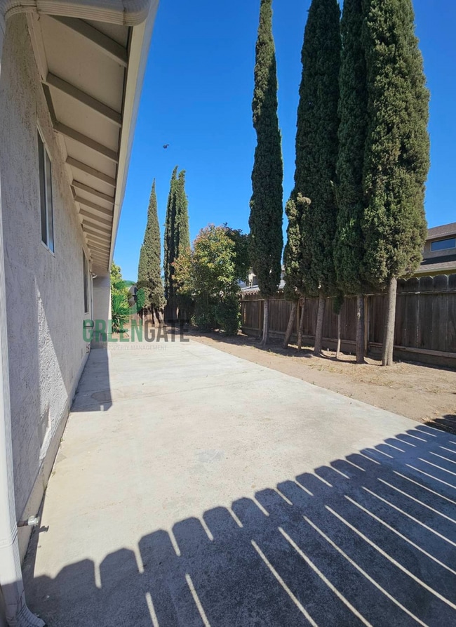 Building Photo - NOW AVAILABLE! Make this spacious 3 bedroo...