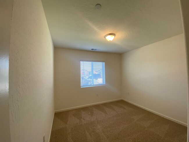 Building Photo - 3 BR 2 BA Available Now