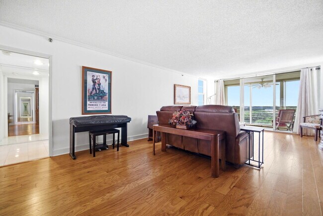 Building Photo - 3507 Oaks Way