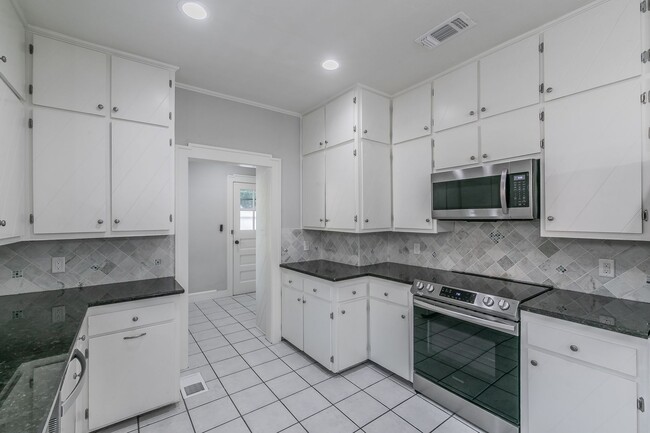 Building Photo - WONDERFUL BERKELEY LOCATION!  Immaculate One Story Craftsman!