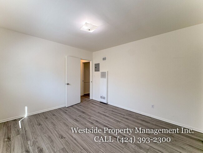 Building Photo - 145 N La Peer Dr