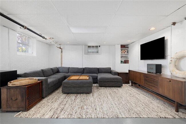 Building Photo - 14 Greenough Pl