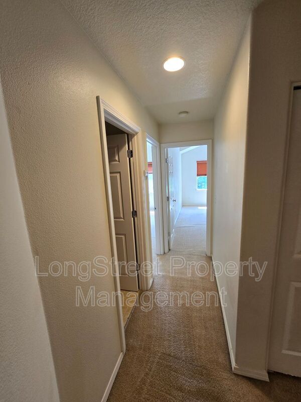 Building Photo - 3008 NW Morning Glory Dr