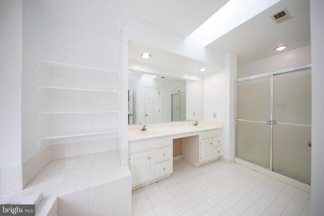 Building Photo - 210 King Johns Ct