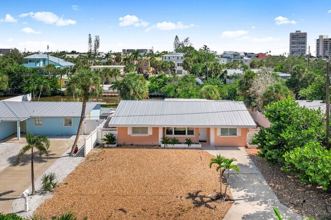 Building Photo - 324 Avenida Madera