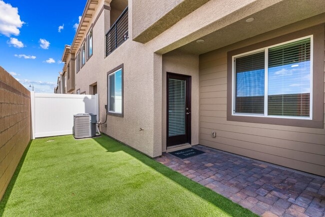 Building Photo - Beautiful 2 Story TownHome in Inspirada