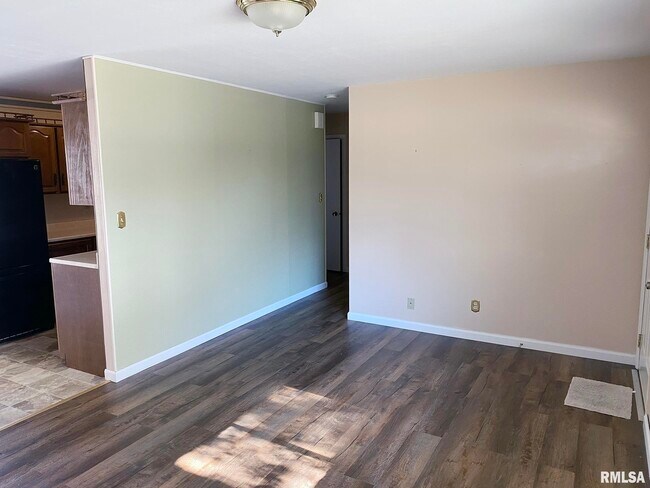 Building Photo - 1829 W Daytona Dr