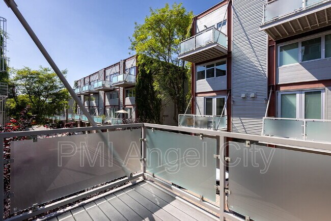 Building Photo - 3450 Cahuenga Blvd W