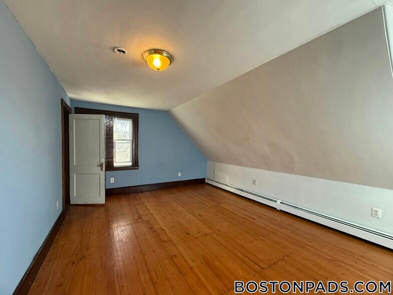 Building Photo - 547 Talbot Ave