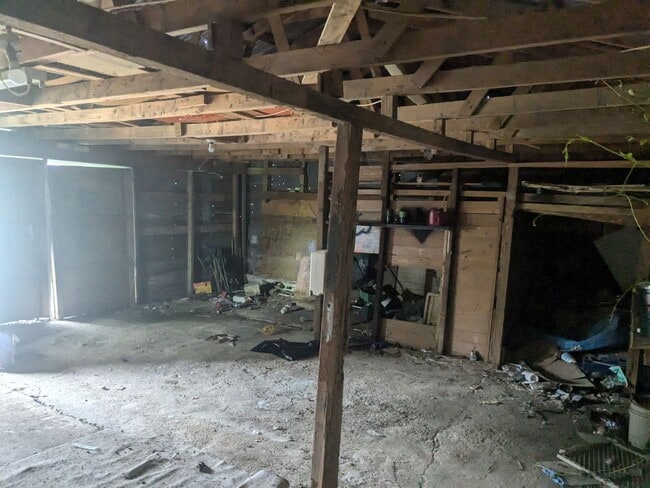 Building Photo - 3 Bed 1 Bath with Large Yard, Workshop, an...
