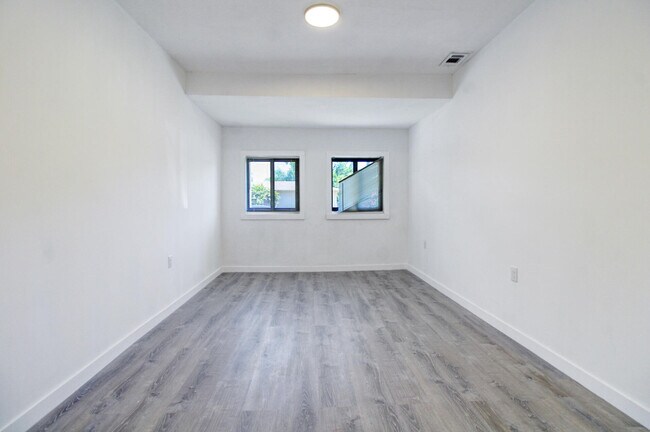 Building Photo - 1730 NE 170th St