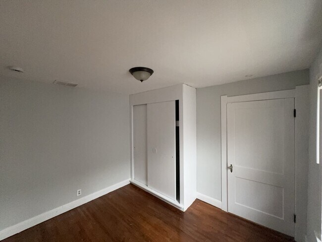 Building Photo - 960 W Delaware Ave