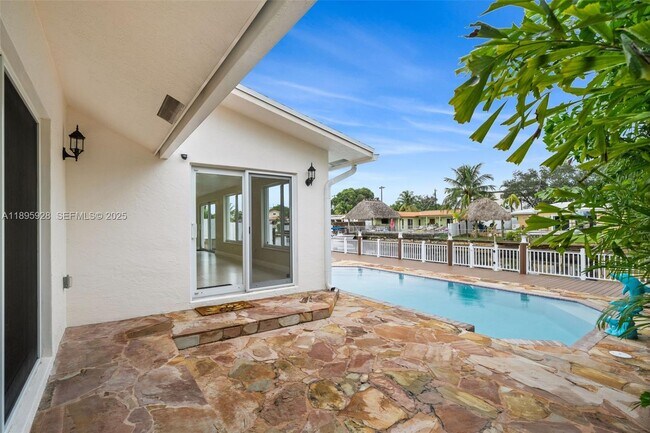 Building Photo - 1412 NE 53rd Ct