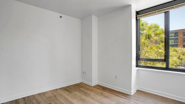 Building Photo - 250 King St