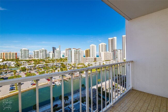 Building Photo - 500 Bayview Dr