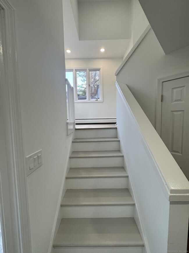 Building Photo - 4 Earls Ct