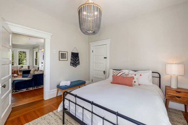 Building Photo - 131 N Main St