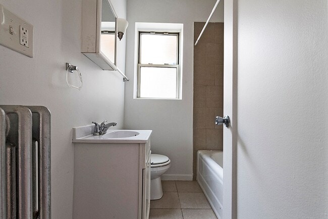 Building Photo - 222 E 109th St Chicago, IL 60628