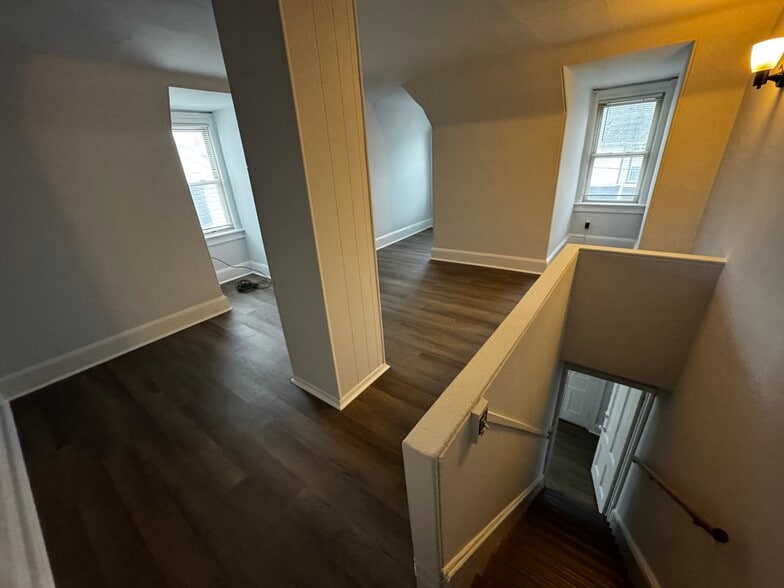 Attic bedroom - 121 Mercer St