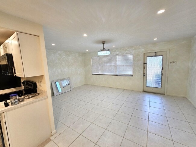 Building Photo - 1059 Ainslie Dr