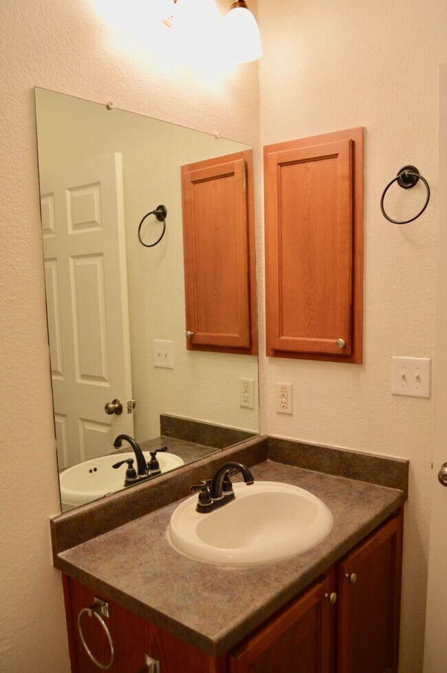 Building Photo - Charming 3 bed 2 bath home in Converse, TX