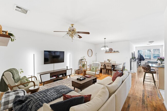 Building Photo - 62 Monroe St