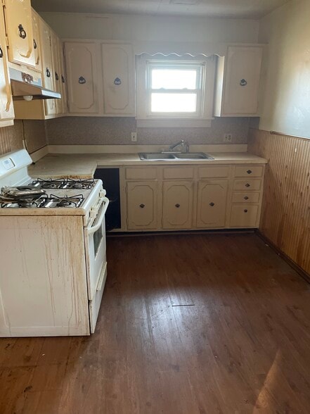 Building Photo - 228 Whitelaw Ave