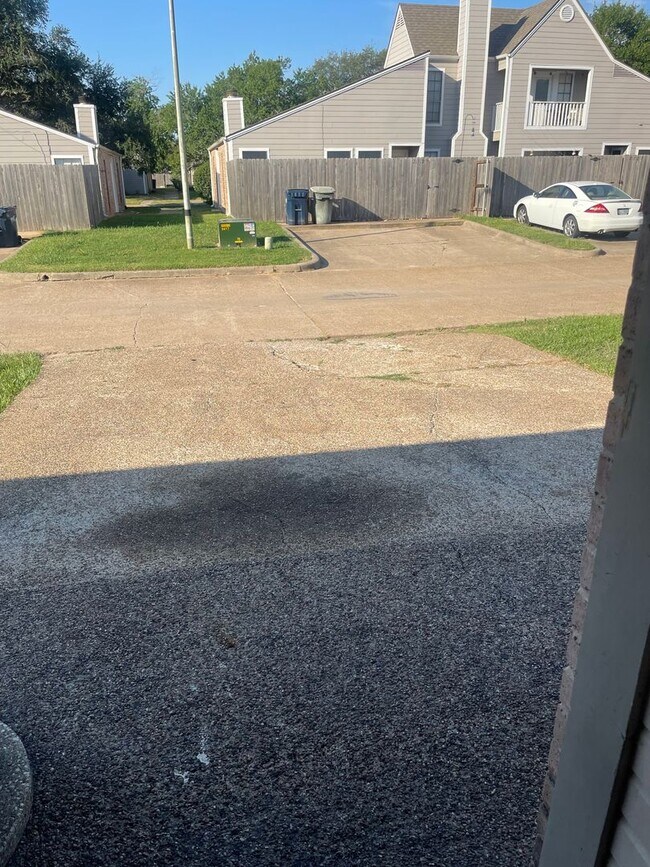 Building Photo - AUGUST PRE-LEASE!  Great 3 bedroom 2 Bathroom Duplex with Small Yard