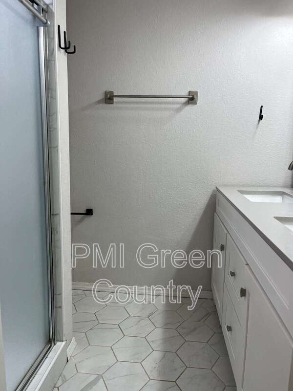 Building Photo - 929 N Juniper St