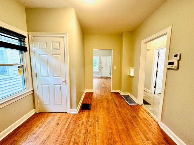 Building Photo - Updated 2BR house in Portland with unfinis...